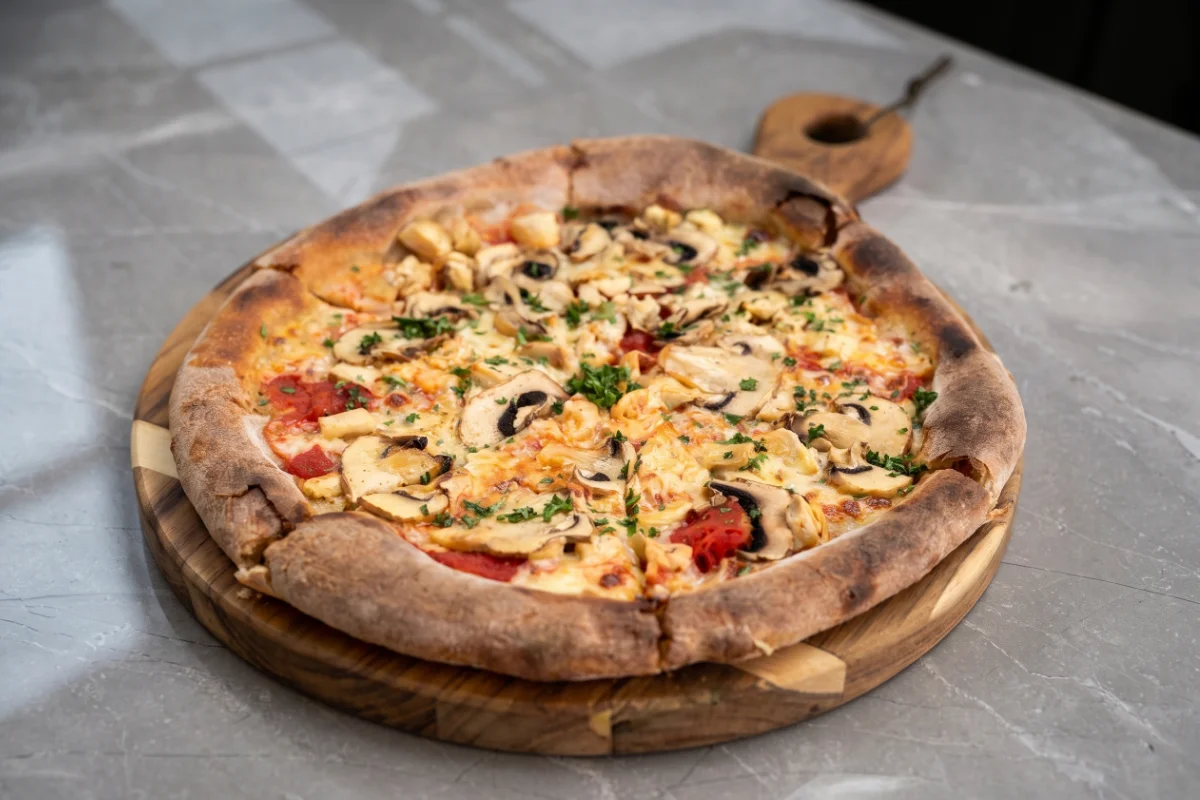 Pizza Pollo y Champiñón
